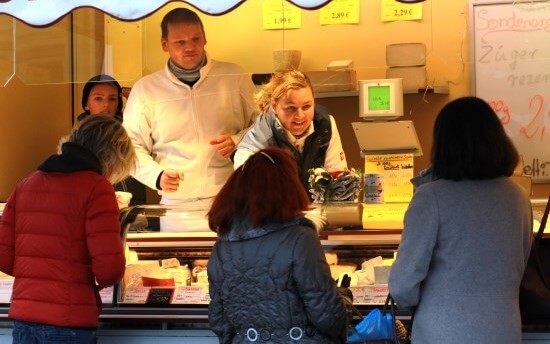 Familie Müller beim Käseverkauf auf dem Markt in Kiel und Umgebung